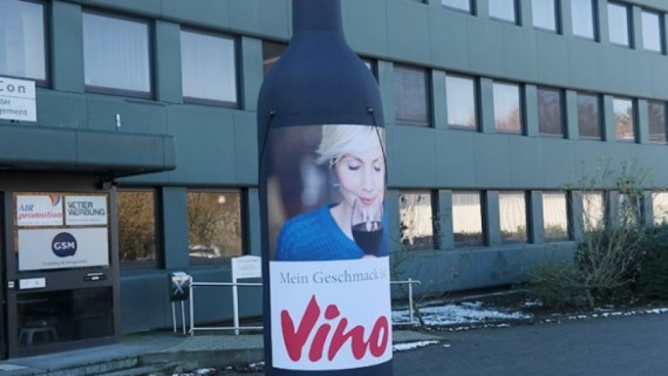 inflatable-wine-bottle-1024×699-570×570