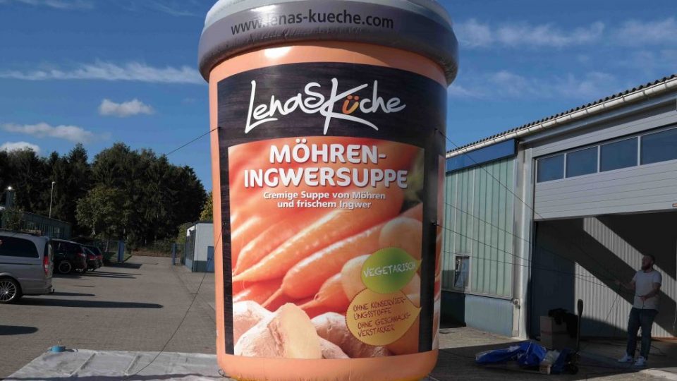 aufblasbarer-becher-moehrensuppe