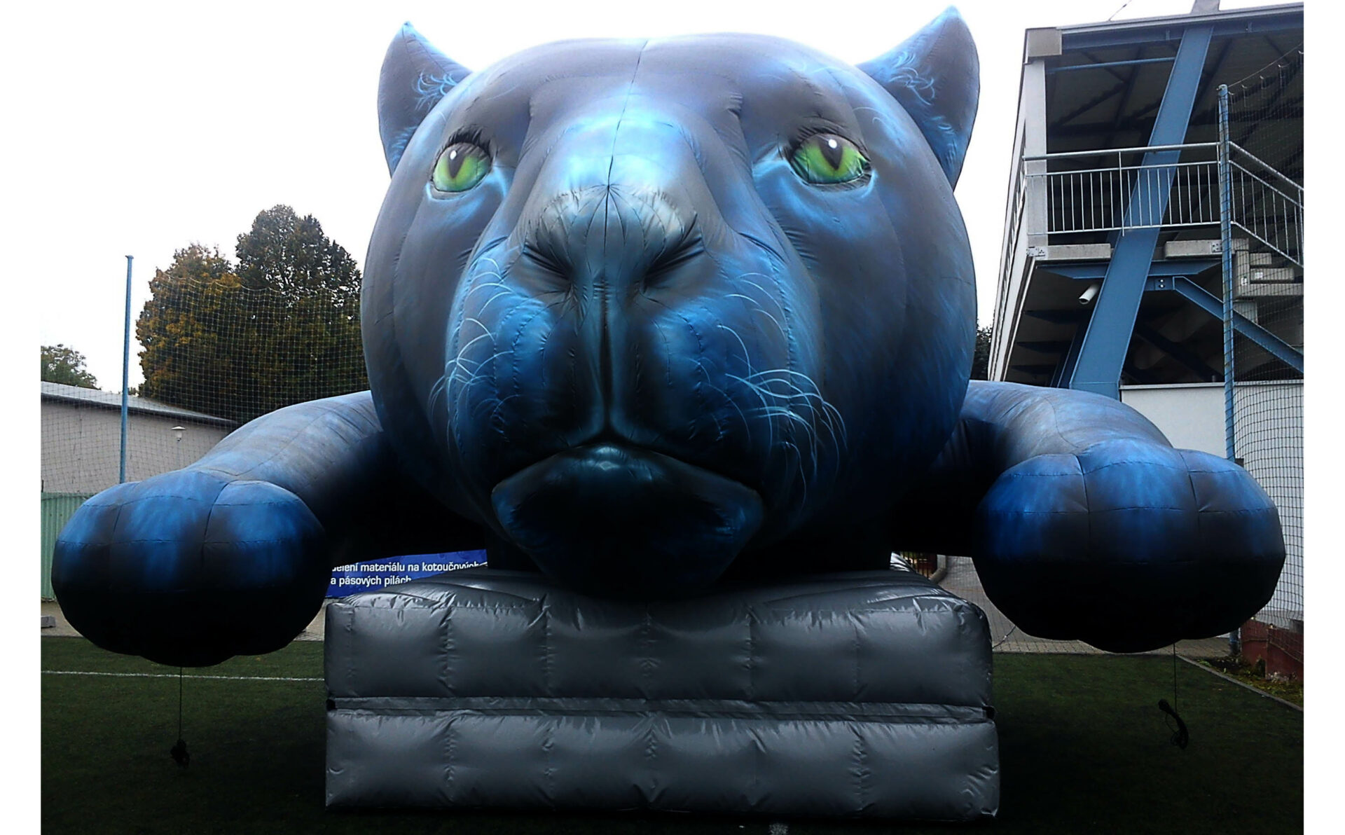 panther-inflatable-replica