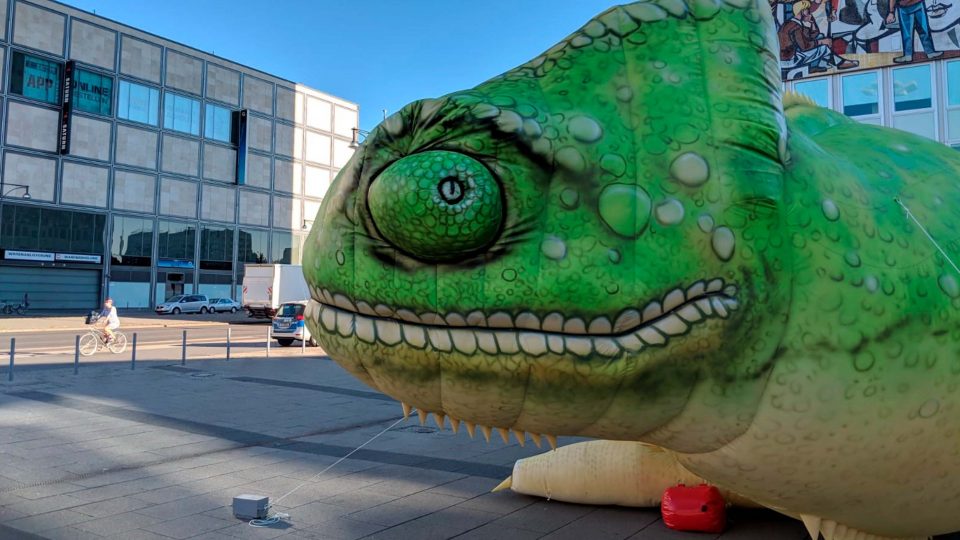 inflatable chameleon