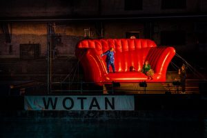 inflatbale-giant-sofa-for-theatre-regensburg