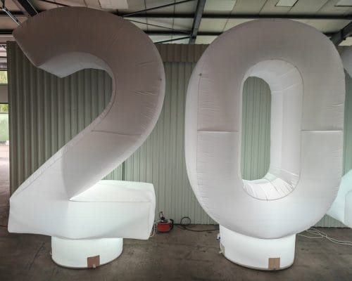Aufblasbare Zahl 20 in weiß