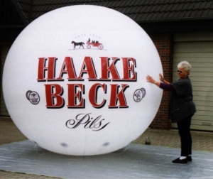 Individuelle Inflatables 4 Haake Beck Kugel aufblasbar