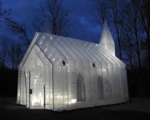 aufblasbare Kirche