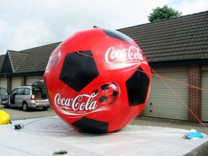Individuelle Inflatables 23 aufblasbaerer Fußball als Werbemittel
