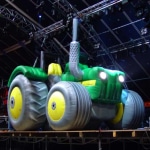 Traktor als riesige, aufblasbare Figur