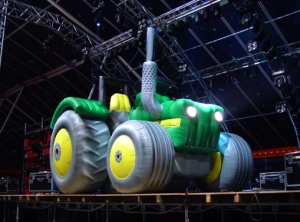 Riesige aufblasbare Figuren 19 Traktor als riesige, aufblasbare Figur