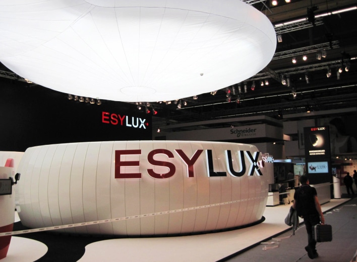 Inflatable exhibiton stand