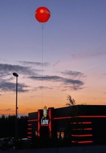 Individuelle Inflatables 22 Fliegender Ballon bei nacht