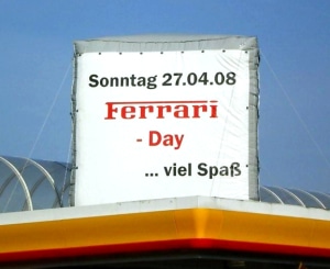 Individuelle Inflatables 17 Aufblasbarer Würfel auf Dach von Tankstelle