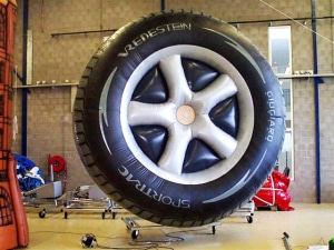 Riesige aufblasbare Figuren 18 Aufblasbarer Reifen als weiteres Beispiel einer aufblasbaren Figur