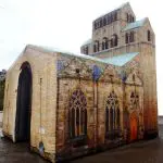 Gesegnete Kirche vom Papst als aufblasbare Riesenfigur