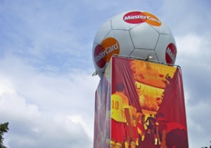 Messebau - aufblasbare Messestände 33 Mastercard Tower WM aufblasbarer Fußball