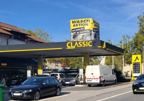 Aufblasbare Dachwerbung auf einer Tankstelle