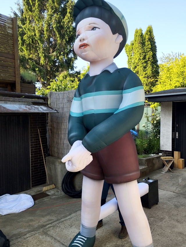 Aufblasbare Werbefigur von Gi-Hun aus Squid Game, 3m hoch, als Werbung auf einem Festival.