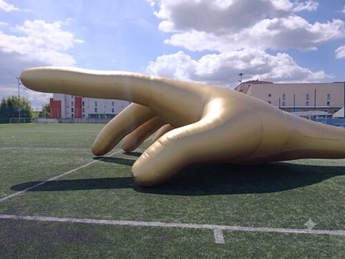 Aufblasbare Hand 11 Meter für Theater Augsburg