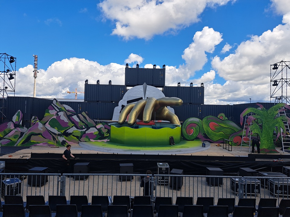 Aufblasbare Hand 11 Meter für Theater Augsburg