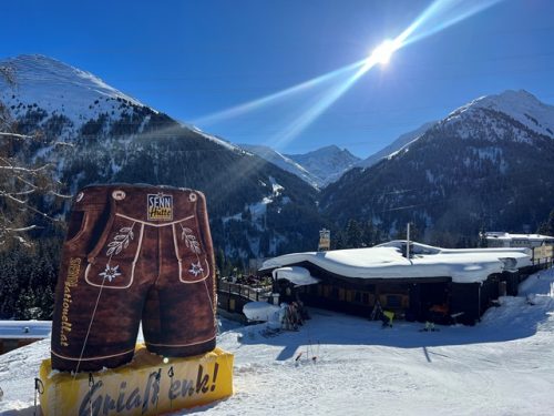 Riesige, aufblasbare Produktnachbildung (Replik) einer Leder-Hose