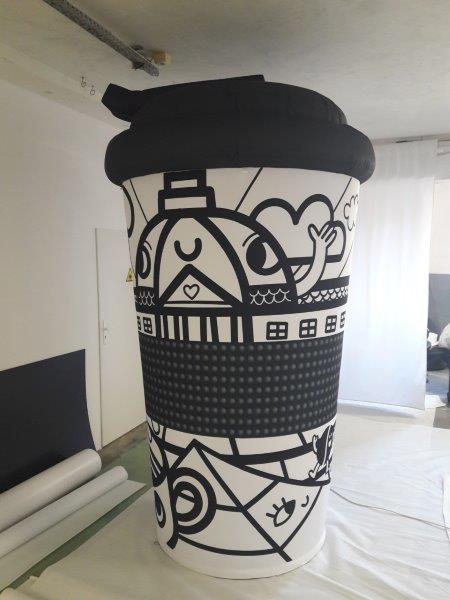 Kaffeebecher-aufblasbar-3-Meter