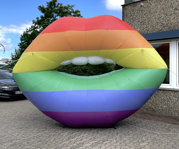 Ein 3x4 Meter großer, aufblasbarer Mund in Regenbogenfarben.