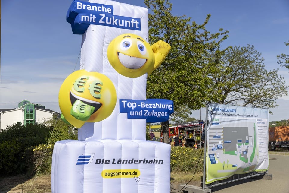 Aufblasbares Werbeschild mit 3D-Elementen