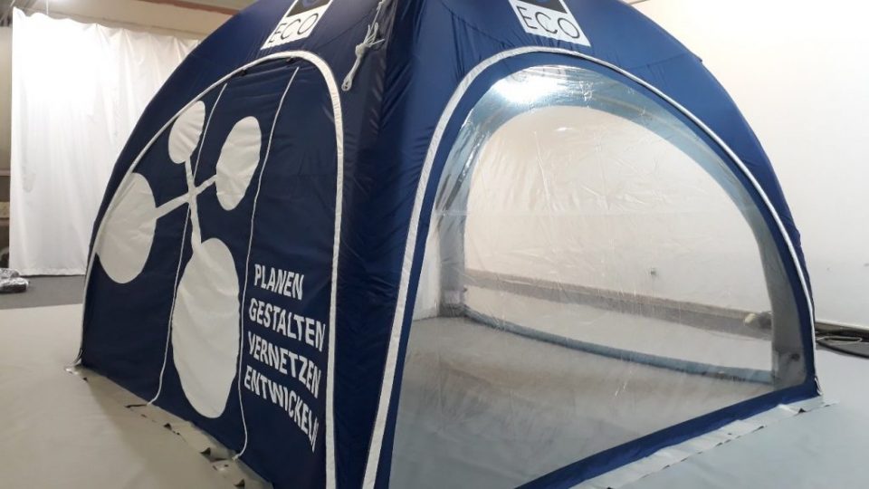 Aufblasbares Zelt mit Türen