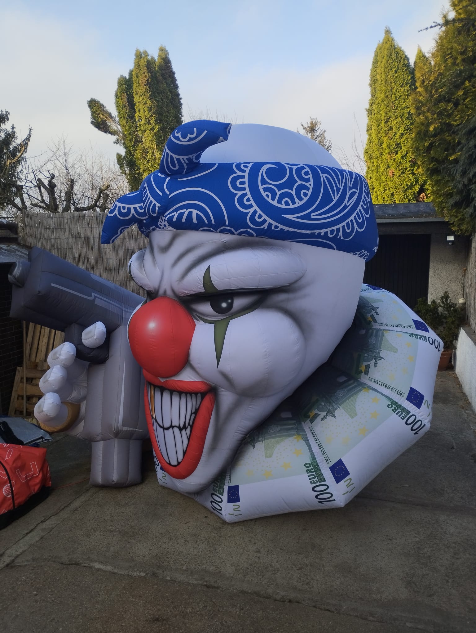Inflatable Stage Props: Wie riesige Clowns die Bühne von Bonez MC eroberten 2 Aufblasbarer Clown mit blauem Bandana und Pistole für Bonez MC