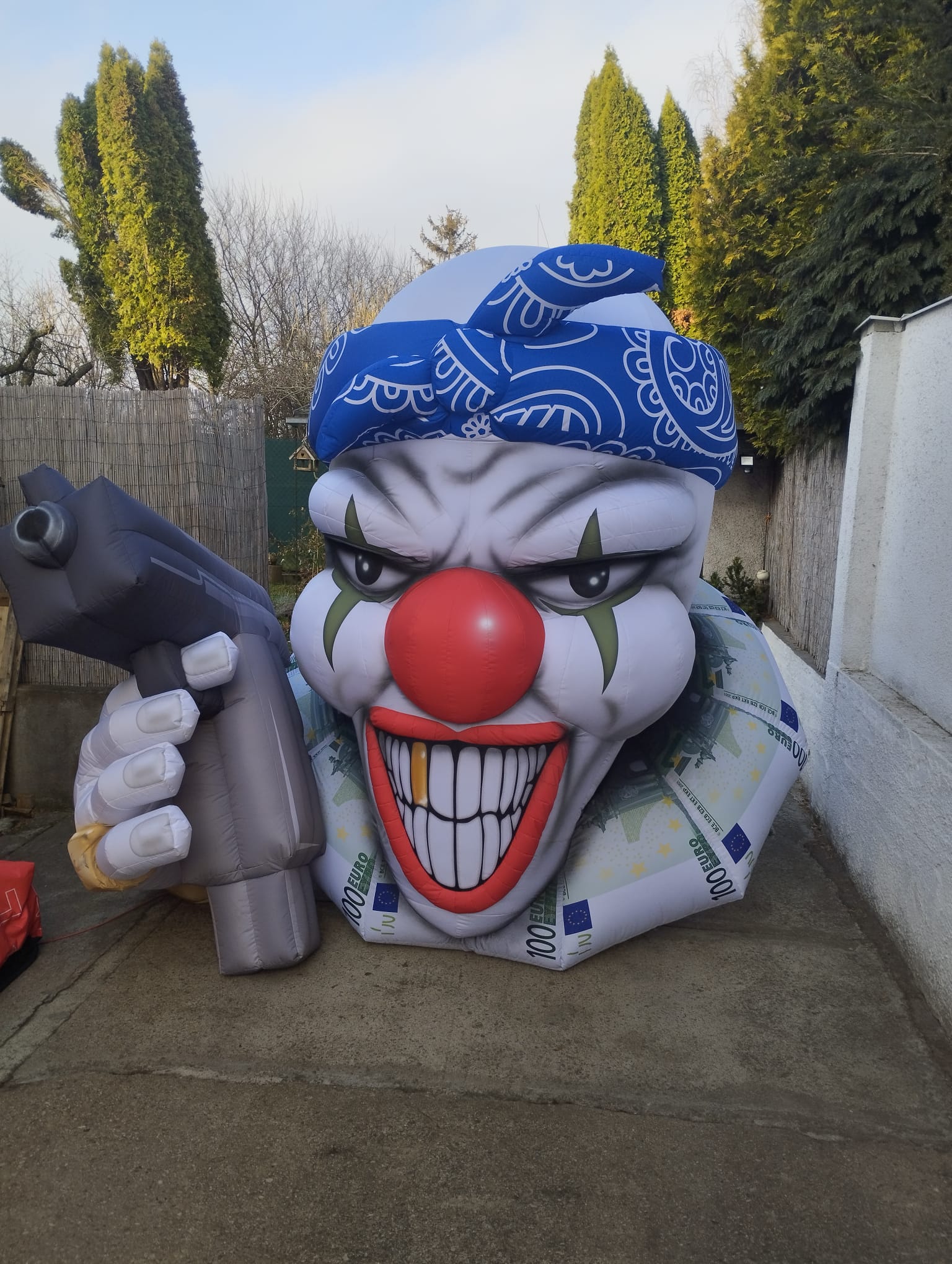 Inflatable Stage Props: Wie riesige Clowns die Bühne von Bonez MC eroberten