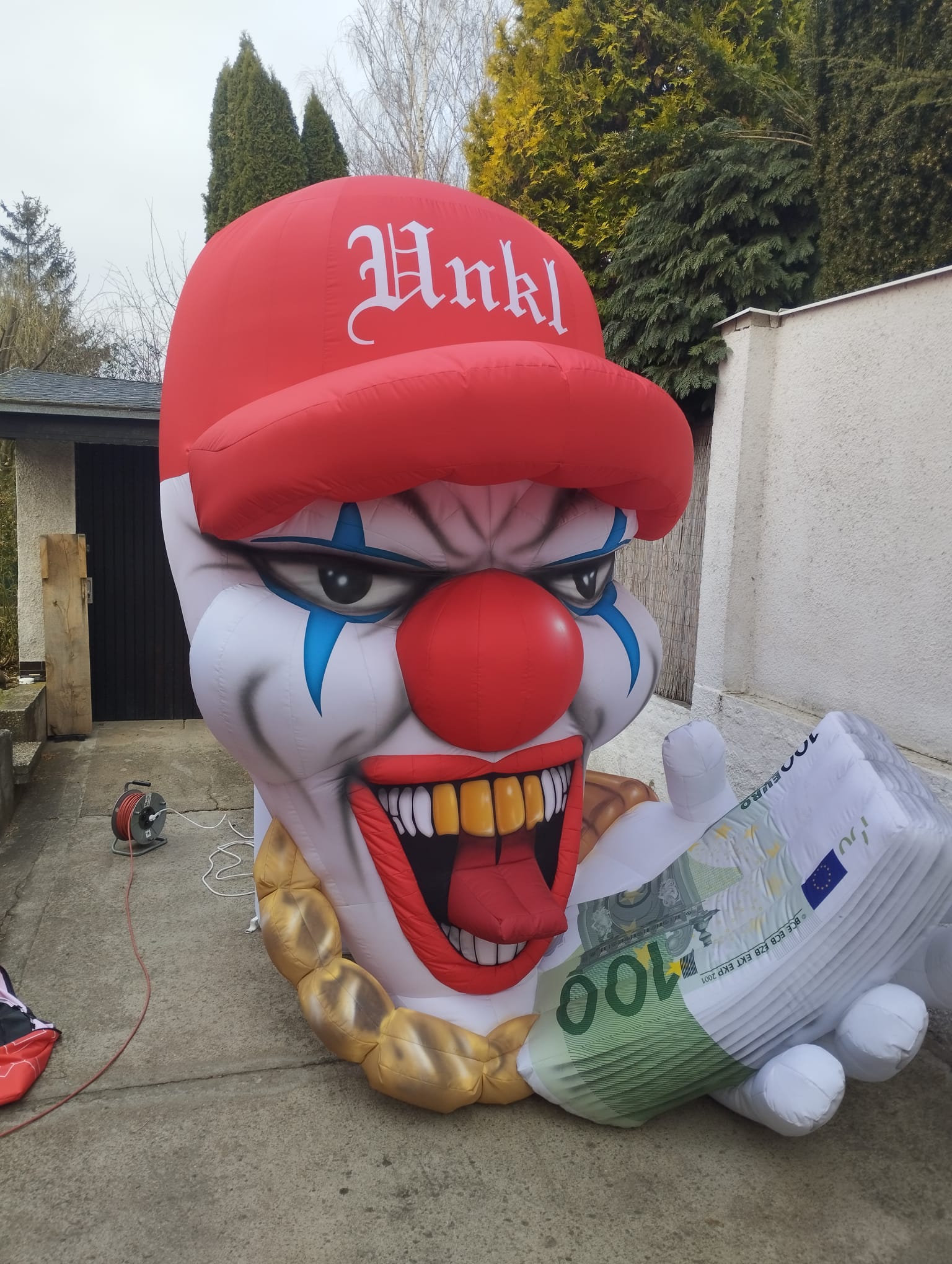 Inflatable Stage Props: Wie riesige Clowns die Bühne von Bonez MC eroberten 1 Aufblasbarer Clown mit roter Kappe und Geld für Bonez MC