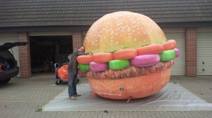 riesiger Burger aufgeblasenriesiger Burger aufgeblasen