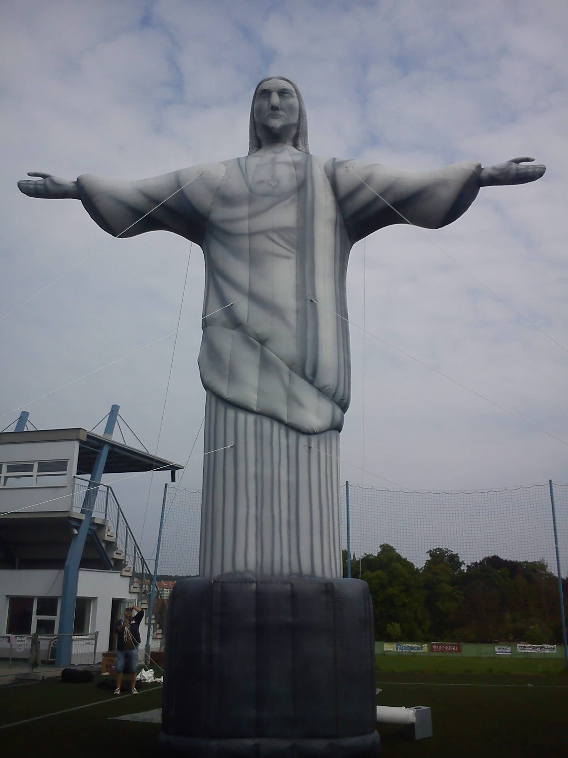 Aufblasbare Jesus-Statue
