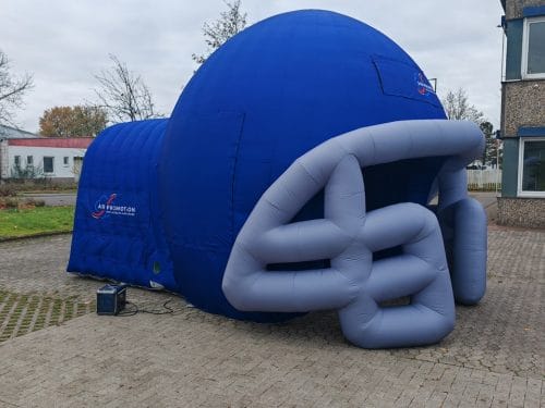 Aufblasbarer American Football-Helm als Einlauftunnel zum Mieten