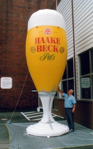 Großes Haake Beck Glas zum Aufblasen