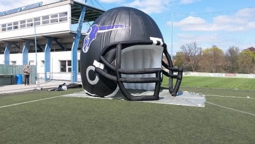 Inflatables News 19 Helm als Einlauftunnel