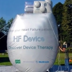 Aufblasbare Figur in Form eines Herz-Defibrillators