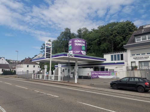 aufblasbare Tankstellenwerbung