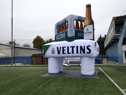 Produktnachbildung von einer aufblasbaren Bierkiste von Veltins