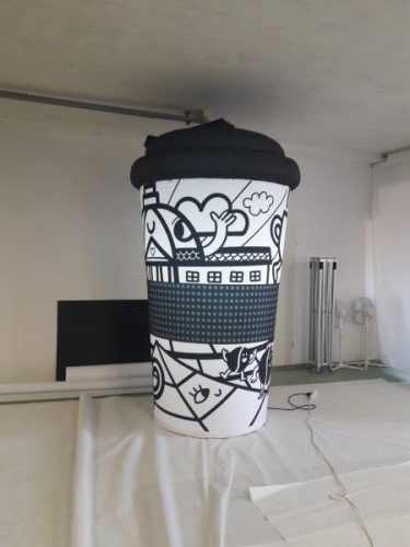 Kaffeebecher-aufblasbar-3-Meter