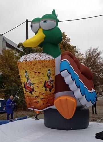 Aufblasbare Ente in 5m als Kinowerbung für "Raus aus dem Ententeich"