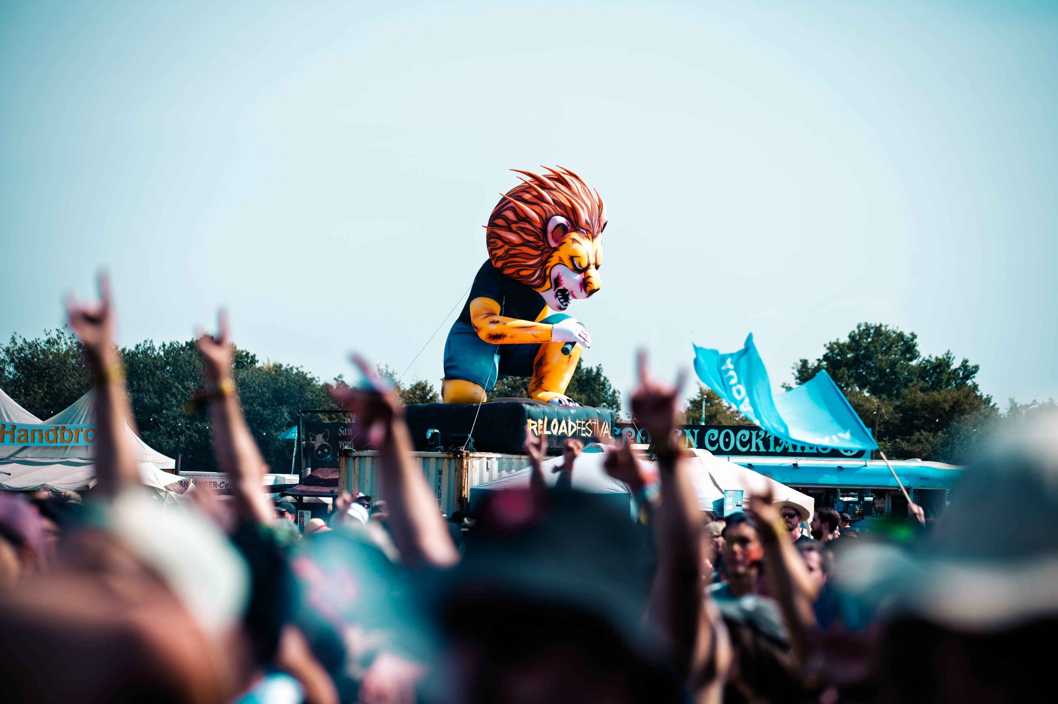 Unübersehbar und Unvergesslich – Wie das Reload Festival mit 2 aufblasbaren Löwen seine Marke stärkt