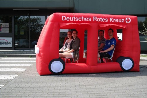 Riesige aufblasbare Figuren 16 Beispiel für eine aufblasbare Figur: Auto für das Deutsche Rote Kreuz (DRK)