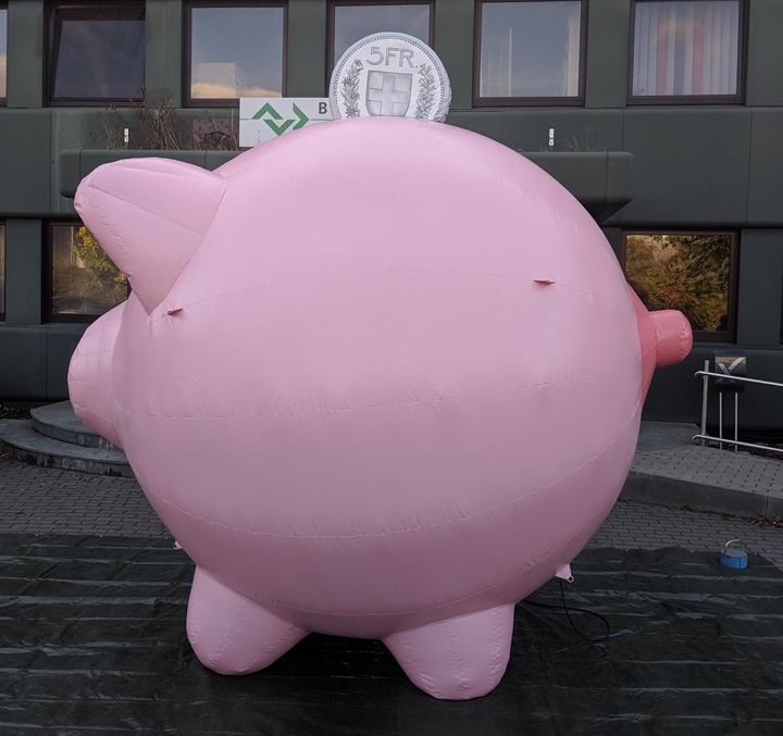 Infltabale halb Schwein halb Brust - Brustkrebskampagne