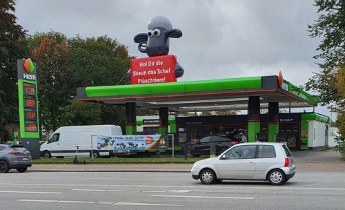 Aufblasbare Figur Shaun das Schaf als Dachwerbung auf einer Tankstelle