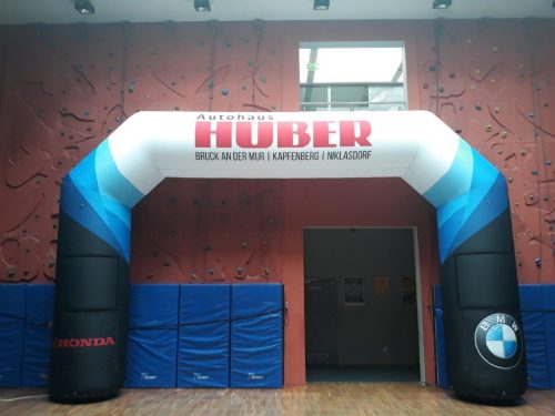 Torbogen mit Bannern