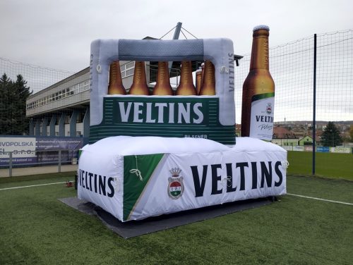 Produktnachbildung von einer aufblasbaren Bierkiste von Veltins