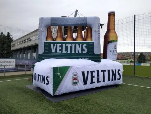 Produktnachbildung von einer aufblasbaren Bierkiste von Veltins