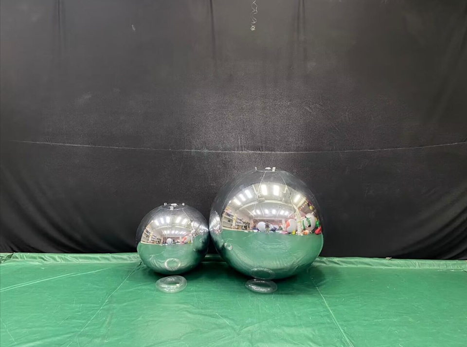 aufblasbarer-ball-buehnendesign Vermietung Mirror Balls 80cm und 120 cm