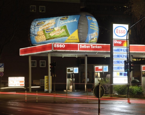 Tankstellenwerbung beleuchtet