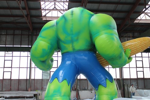 Hulk als riesige 8 Meter große aufblasbare Figur