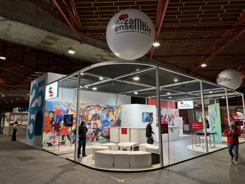 Maximale Aufmerksamkeit mit Decken-Inflatables auf Messen 2 Aufblasbare Bälle für Messestand